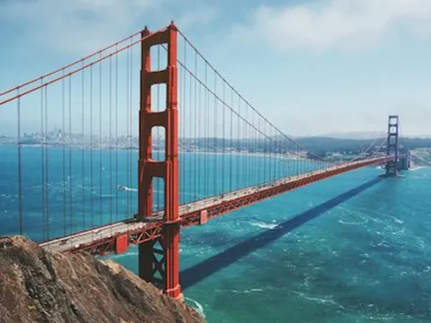 Le Golden Gate Bridge au-dessus de l’eau