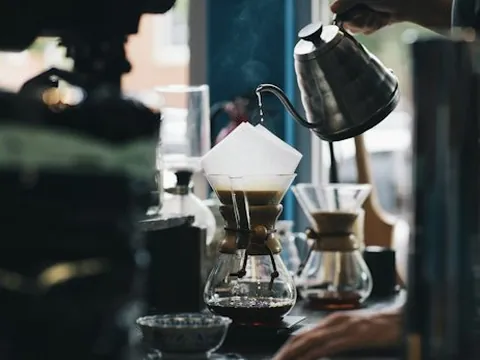窓辺でハンドドリップするコーヒー