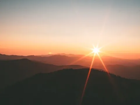 山の向こうの光